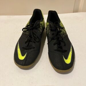 Nike Jr BOMBAX IC Boys Indoor Soccer/Football Shoes 826487-007 Sz 5.5Y